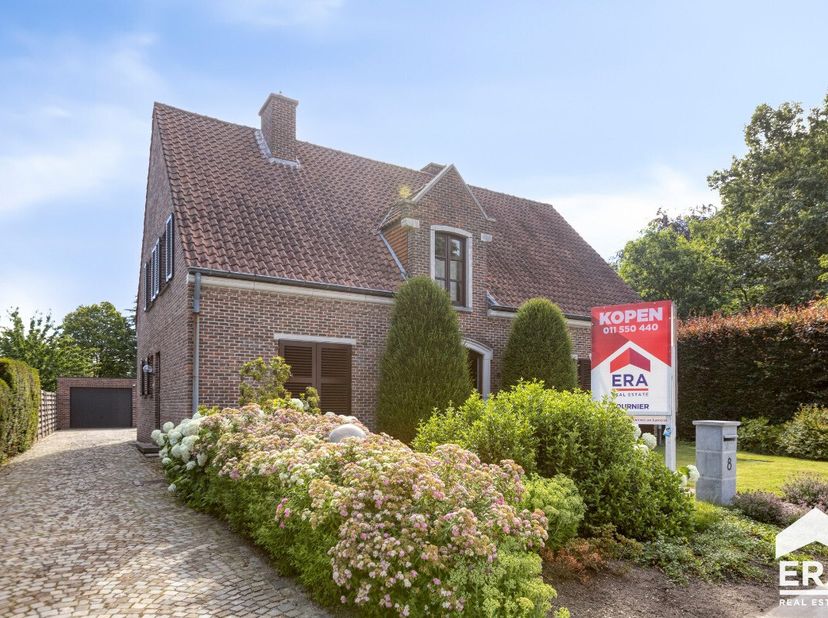 Lommel: Instapklare vrijstaande woning met 4 (mogelijk 5) slaapkamers. Gelegen in centrum nabij scholen en winkels.Bijzonderheden: Royale inkomhal met