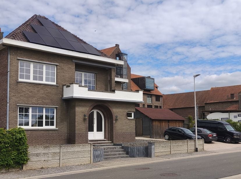 Ruime instapklare woning met mogelijkheid tot 6-7 slaapkamers en tal van mogelijkheden in het charmante Schalkhoven<br />
Deze prachtige, energiezuini