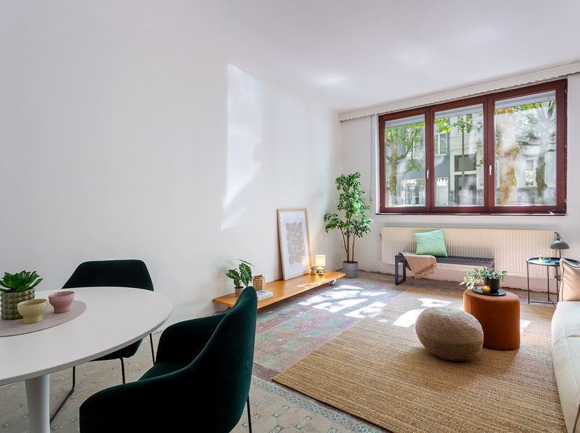 Deze woning ligt in een rustige straat, op slechts enkele stappen van de hippe Marnixplaats, het trendy Antwerpen-Zuid en het bruisende stadscentrum.