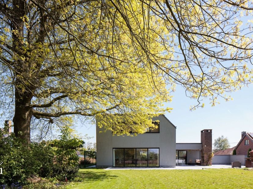 Gelegen in Beervelde bevindt deze woning zich op een vlot bereikbare ligging. Dagelijkse voorzieningen, scholen, winkels en openbaar vervoer bevinden