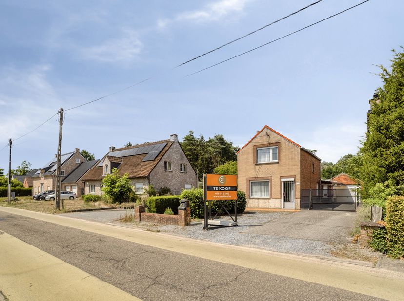 Deze te renoveren woning, gebouwd in 1958, is gelegen op een mooi perceel van 9 are 50 centiare aan de Oude Mechelsebaan in Langdorp. Dankzij de gunst