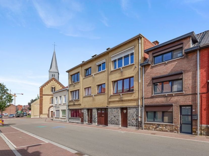 Gelegen langs de Naamsesteenweg 156 in Sint-Truiden, bevindt dit appartement zich op een gunstige locatie met een vlotte verbinding naar het stadscent