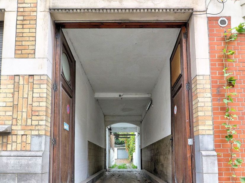 Dans la rue Jacques Rayé, à proximité du Kinetix on vous propose 8 garages box implantés au rez-de-chaussée en arrière d'un immeuble avec entrée par u