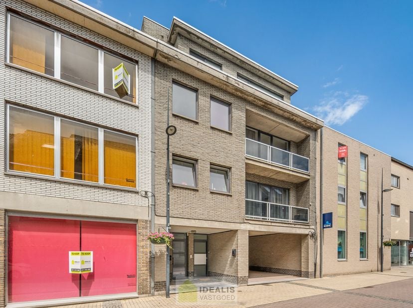IDEALIS VASTGOED - PRACHTIG GERENOVEERD GELIJKVLOERSAPPARTEMENT MET STADSTUIN IN HARTJE HAMONT! Dit uiterst ruime appartement van het bouwjaar 1974 om