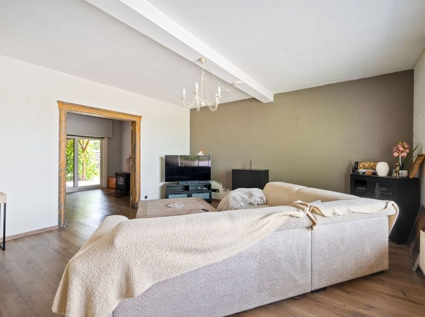 Instapklare OB met 3 slpks, hernieuwbare energie en zwembad<br />
<br />
De woning werd oorspronkelijk opgericht in 1936 en onderging de voorbije ja