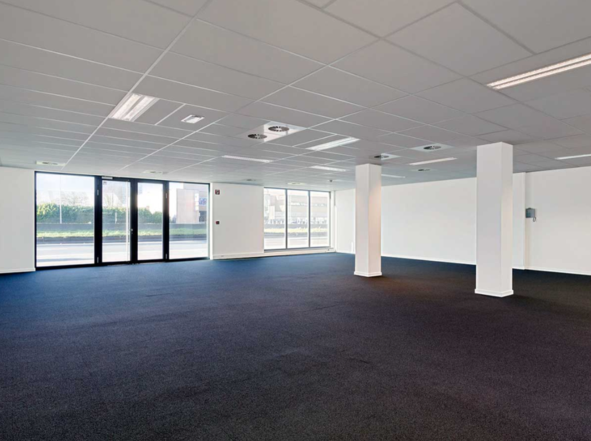ALGEMEEN<br />
In The Lofthouse South in Wilrijk wordt een moderne en instapklare kantoorruimte/retailruimte van 203 m² aangeboden op de gelijkvloers.
