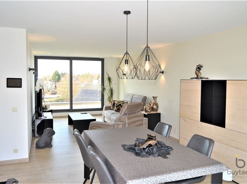 Un appartement unique sur le toit avec deux chambres au coeur de Schilde.<br />
Ce bel appartement luxueux offre tout le confort.<br />
Il est équipé