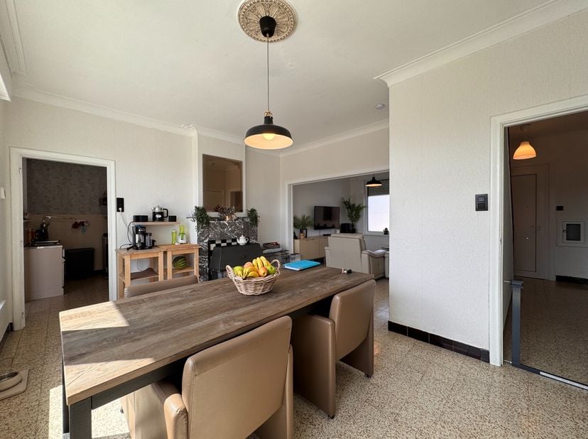 Deze halfopen bebouwing in Koolskamp combineert landelijke rust met een vlotte bereikbaarheid.<br />
<br />
De woning is gelegen op een zuidgericht pe