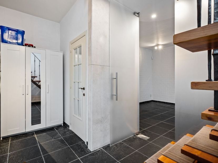 Ontdek deze ruime en veelzijdige halfopen bebouwing, rustig gelegen in de Salvialaan 3 in Nijlen. De woning bevindt zich in een kindvriendelijke woons