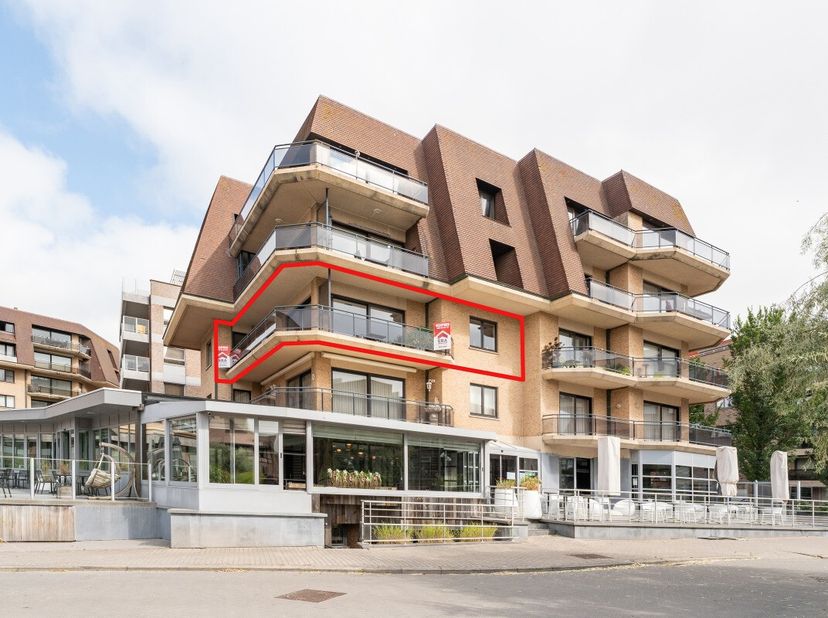 Stijlvol appartement in het centrum van Koksijde met open zicht en zongerichte ligging. Dit prachtig gerenoveerd appartement combineert comfort, ruimt