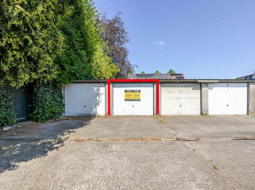GARAGEBOX IN CENTRUM TURNHOUT -<br />
<br />
Op zoek naar een veilige parkeerplaats of extra opslagruimte in het centrum van Turnhout? Dan is deze ges