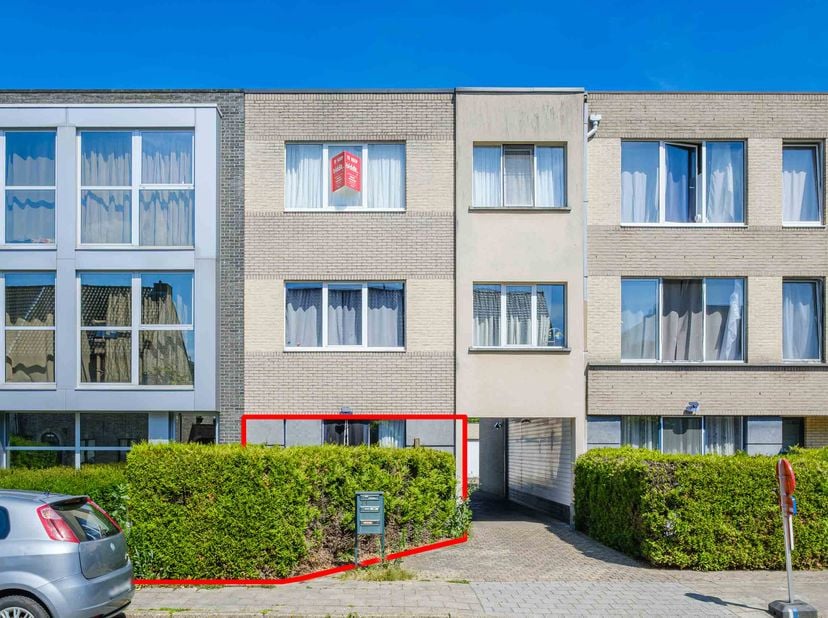LOT 1: CENTRAAL GELEGEN APPARTEMENT (GELIJKVLOERS) -<br />
<br />
Elk appartement beschikt over een eigen garagebox met kantelpoort. <br />
Dankzij de