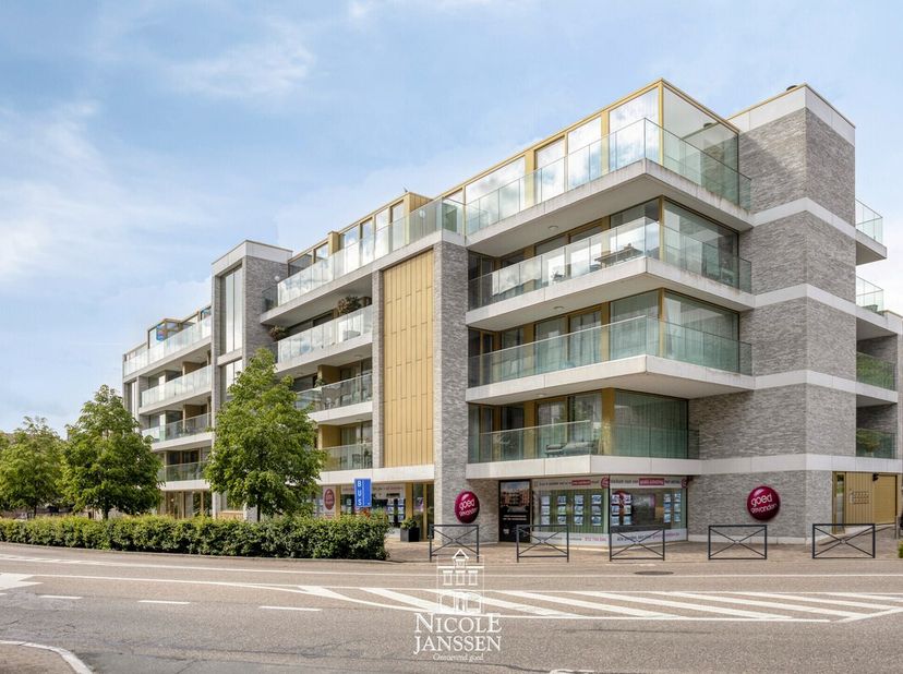 Dit luxueus penthouse op de derde en vierde verdieping is ruim en praktisch ingedeeld, met lichtrijke leefruimtes die zorgen voor een open en aangenam