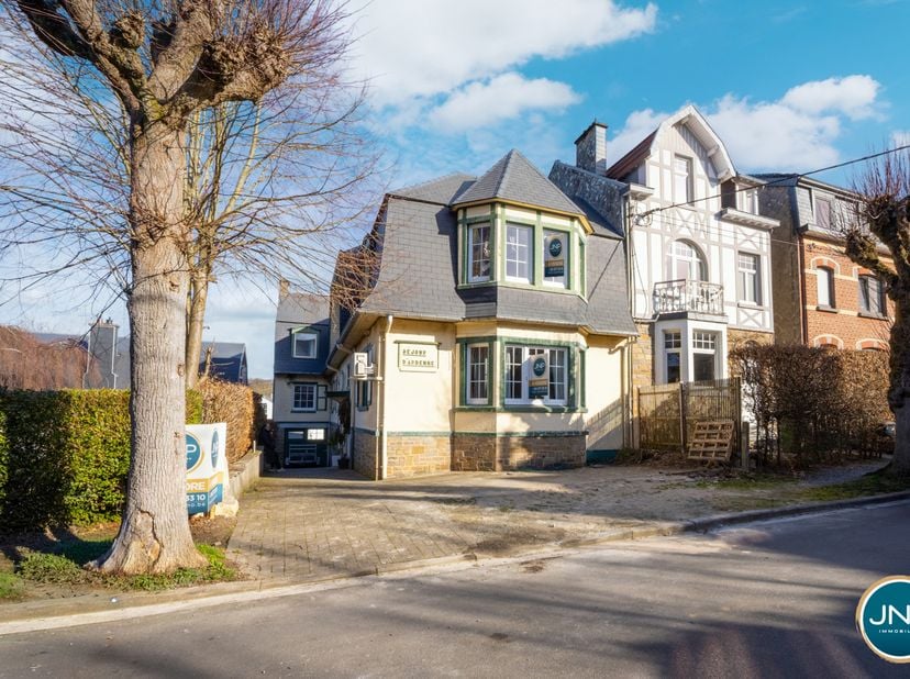 JNP Immobilier a le plaisir de vous présenter cette propriété de cachet idéalement située au centre de Spa dans un environnement prisé et propice aux