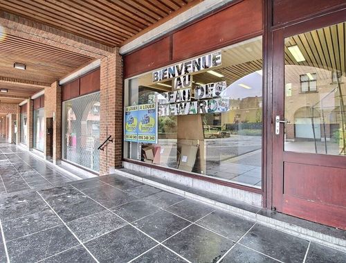                                         Magazijn met woonst te koop in Moeskroen, € 195.000
