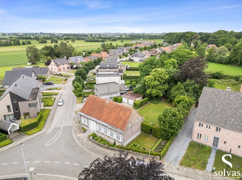 Erg gunstig gelegen in het landelijke Lotenhulle (Aalter) wordt deze unieke projectgrond op de hoek van de Lomolenstraat met de Kasteelstraat te koop
