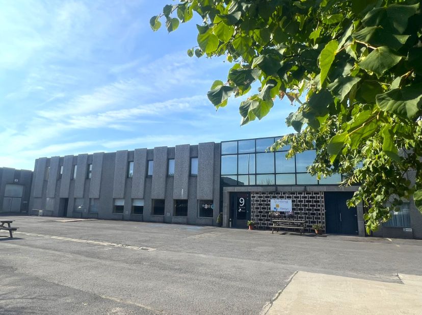 kantoorgebouw - bedrijfsgebouw<br />
met conciërgewoning<br />
en voorliggende grond met heel wat parkeergelegenheid<br />
gelegen op de industriezone