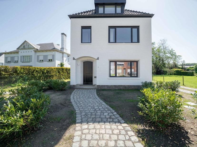 <br />
Uitzonderlijk hoogwaardig afgewerkte woning in open bebouwing gelegen op een toplocatie tussen het centrum van Hallaar en de Bergstraat, op wan