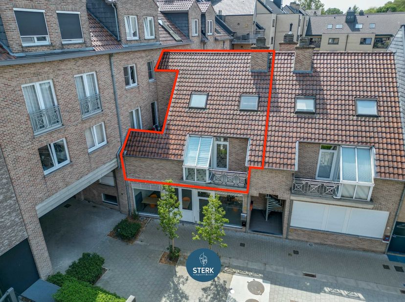 RUIM DUPLEX-APPARTEMENT MET 2 TERRASSEN IN HET CENTRUM VAN LANAKEN ! <br />
<br />
We vinden dit appartement met een bewoonbare oppervlakte van 127 m²
