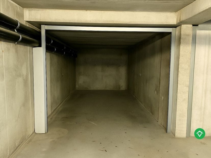 Deze ondergrondse garage (18,75 m²) bevindt zich in het hart van Gistel, op de hoek van de Neerhofstraat en de Bruidstraat, op wandelafstand van de ma