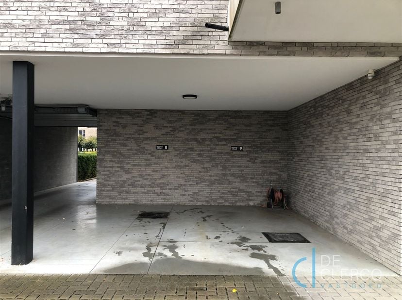 Deze bovengrondse overdekte staanplaatsen zijn gelegen te Residentie César in het centrum van Lochristi.<br />
De parkeerplaatsen kunnen samen of afz