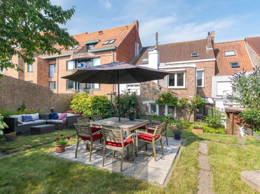 Au 14 de la Kokstraat, en plein cœur historique de Nieuwpoort-Ville, se trouve cette maison de ville spacieuse et pleine de caractère, située sur un t