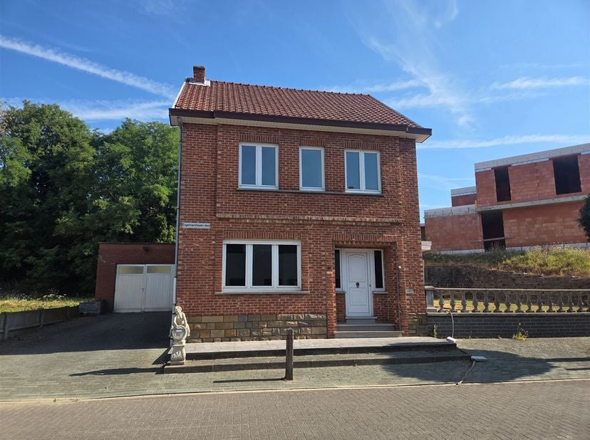 WOONHUIS IN SINT-TRUIDEN MET VEEL POTENTIEEL<br />
<br />
Dit ruim gezinswoning in Sint-Truiden biedt een solide basis voor toekomstige bewoners. He
