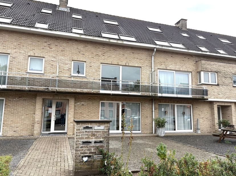 2-slaapkamer appartement met garagebox en terras <br />
<br />
Ligging: <br />
<br />
Het appartement ligt in Sint-Job-in-'t-Goor, kort bij de sne