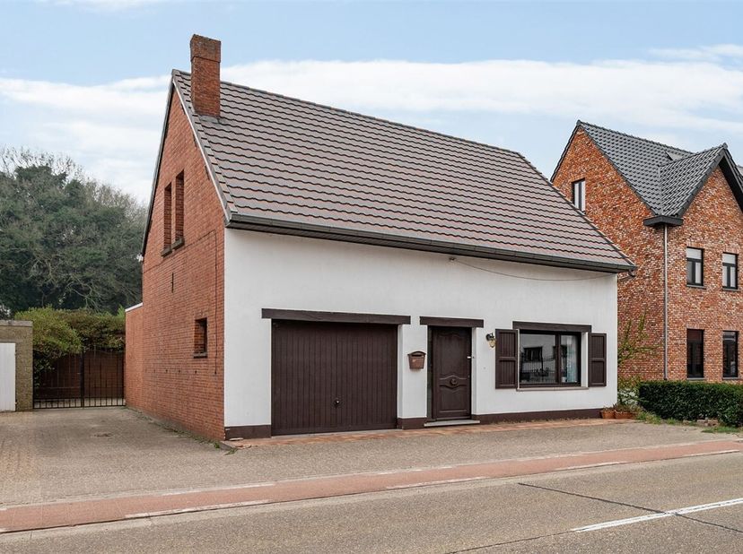 Te renoveren gezinswoning met 4 slaapkamers, 2 garages en veranda<br />
Ligging:<br />
Deze woning is rustig gelegen in een groene en rustige omgeving