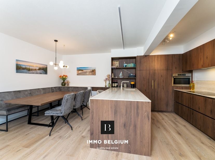 Dit hoogwaardig gerenoveerde appartement is gelegen op de 2e verdieping van de residentie "Goldsands", op wandelafstand van het strand en de Royal Ost