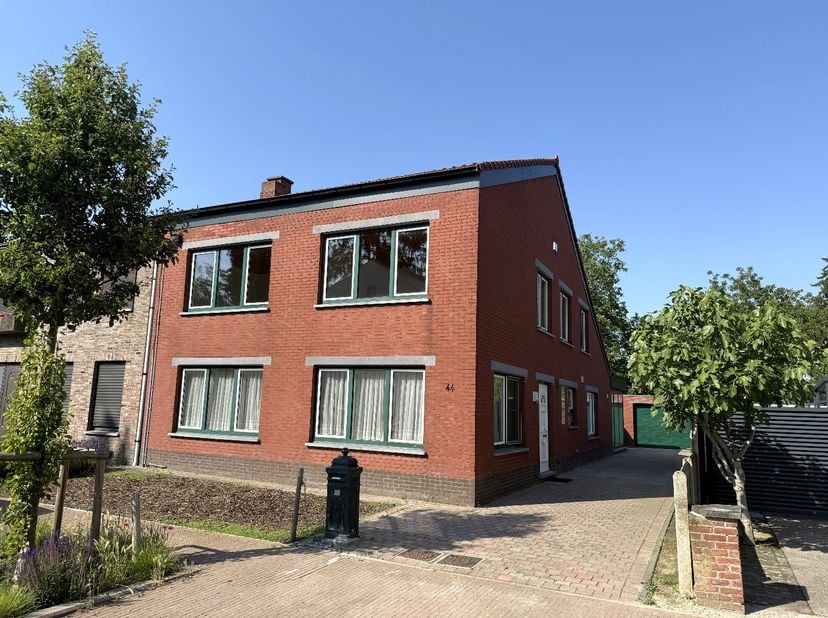 Instapklare gezinswoning met 3 slaapkamers, bureau, veranda, garage en zonnige tuin.  De woning beschikt op het gelijkvloers over een inkomhal met gas