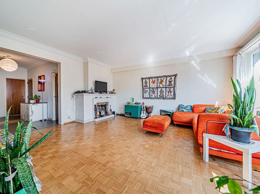 Infos et visites : 02 315 51 71<br />
À Etterbeek, We Invest vous propose ce bel appartement lumineux d’une chambre (avec possibilité d’en aménager un