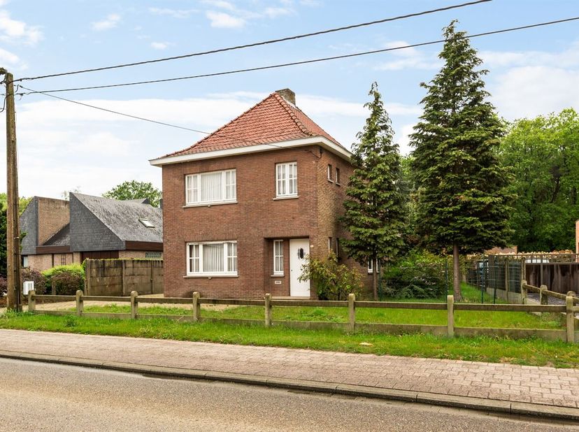 Vrijstaande woning met potentieel op ruim perceel van ca. 14 are in Olmen<br />
Op zoek naar een woning die je volledig naar eigen smaak kan renoveren