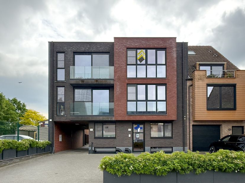 Dit duplex-appartement bevindt zich op de tweede verdieping en is vlot bereikbaar met de lift. Gelegen in Melsele, geniet je hier van een rustige ligg