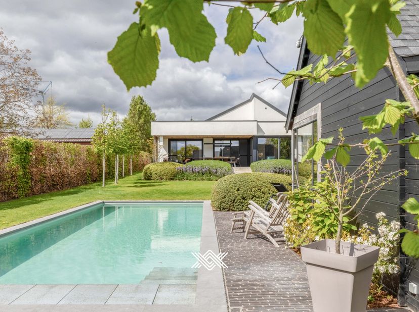 Gelegen langs de Kouter in Deinze bevindt deze kwalitatief gerenoveerde villa zich op een vlot bereikbare en strategische locatie, zowel met de wagen,