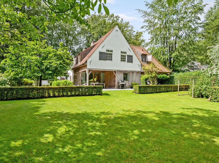Dans le quartier résidentiel recherché de Schilde Bergen se trouve cette charmante villa entièrement rénovée sur 2 100 m². La propriété combine une al