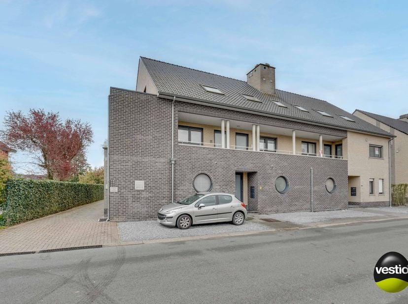 DUPLEXAPPARTEMENT MET 2 SLAAPKAMERS TE HELCHTEREN<br />
<br />
Dit duplexappartement is gelegen op een rustige locatie vlakbij het centrum van Helchte
