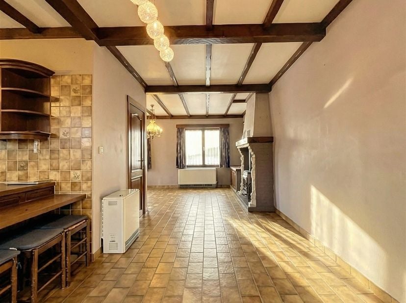 In de Macquynstraat in Blankenberge, in een rustige straat, bevindt zich deze ruime woning met drie slaapkamers en een aparte garage. De woning is op
