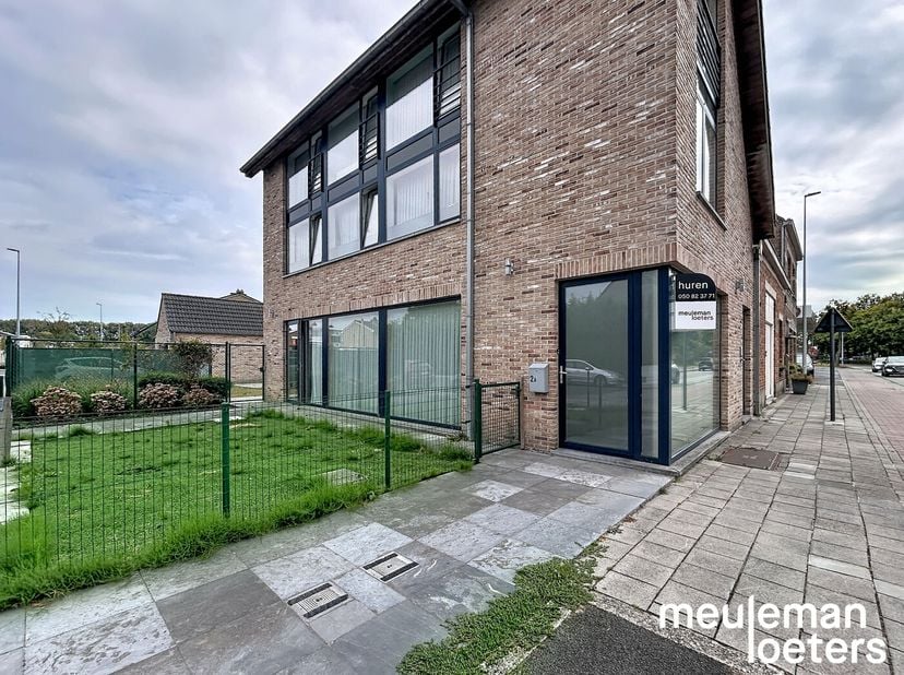 Dit appartement is gelegen op slechts enkele minuten fietsen van het historisch centrum van Brugge.<br />
<br />
Het appartement bestaat uit een licht