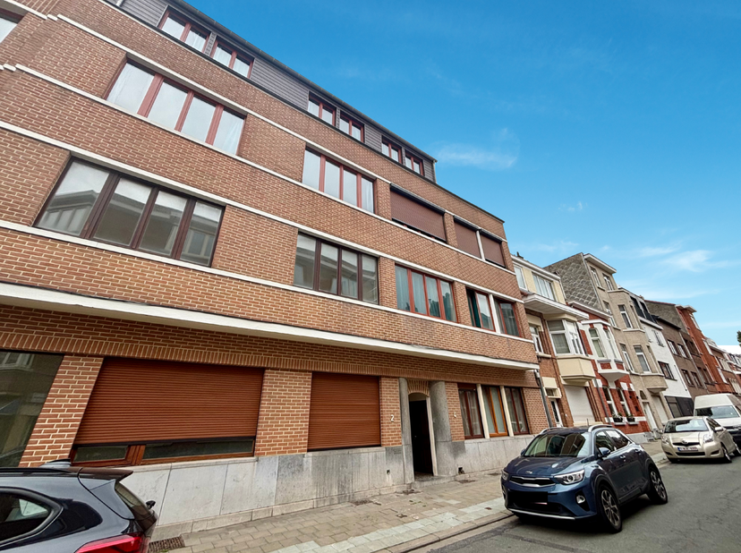 Deze charmante studio van ±34 m² (volgens EPC) ligt op een steenworp afstand van het metrostation Pétillon en vlak bij de VUB, en geniet van een ideal