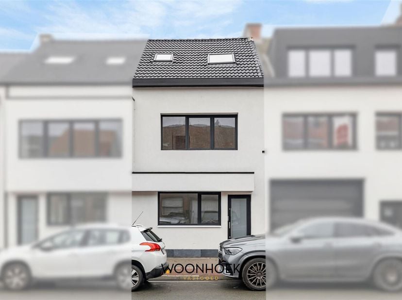 Cette maison luxueusement rénovée (2025) allie des finitions haut de gamme à un agencement bien pensé et à une excellente performance énergétique. Grâ