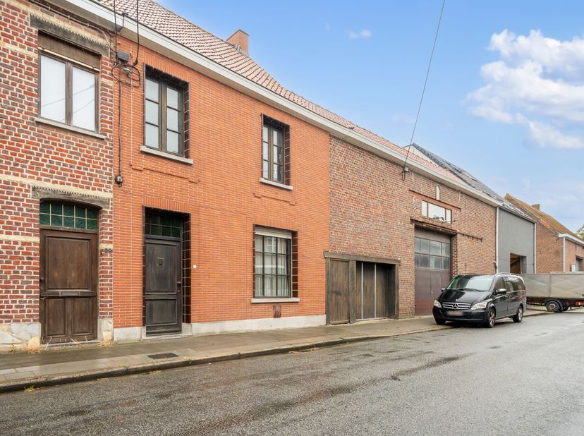 Bent u op zoek naar een woning met veel ruimte en potentieel? Dan is deze goed gelegen eigendom in Beveren-Leie zeker een bezoek waard.<br />
Deze te