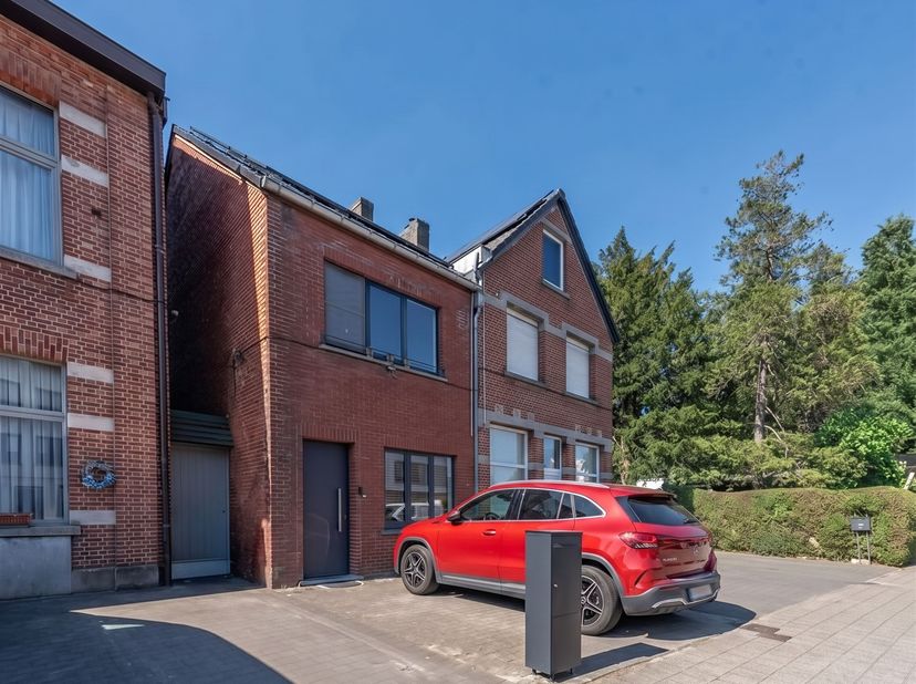 Alles start met een inkomhal annex bureel met een ingebouwde kastenwand en een apart gastentoilet. De leefkeuken met eiland is voorzien van alle toest