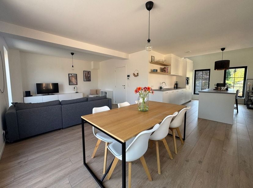 Ruim appartement van ca. 150m² met privé inkom, inpandige garage en een riant achterliggend terras.<br />
<br />
In de rustige Merelstraat in Heusden
