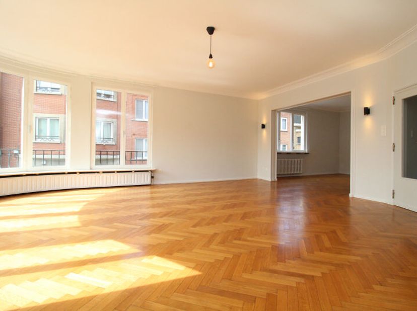 Woluwé-Saint-Lambert, à proximité du Parc Georges Henri, des commerces et transports en communs, dans un immeuble calme, magnifique appartement de +/-