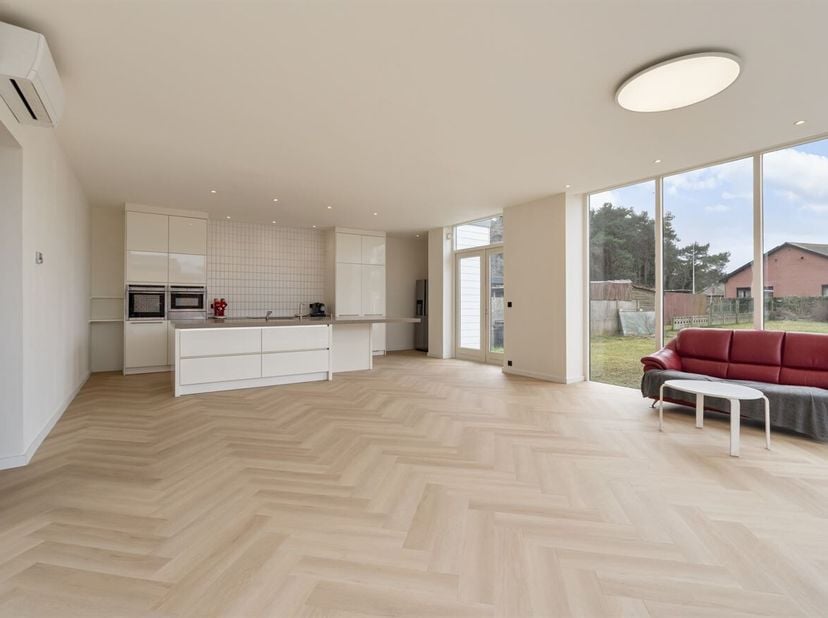 Via de ruime inkomhal krijgt u toegang tot de verschillende vertrekken van de woning. Het hart van het huis wordt gevormd door de bijzonder ruime en l