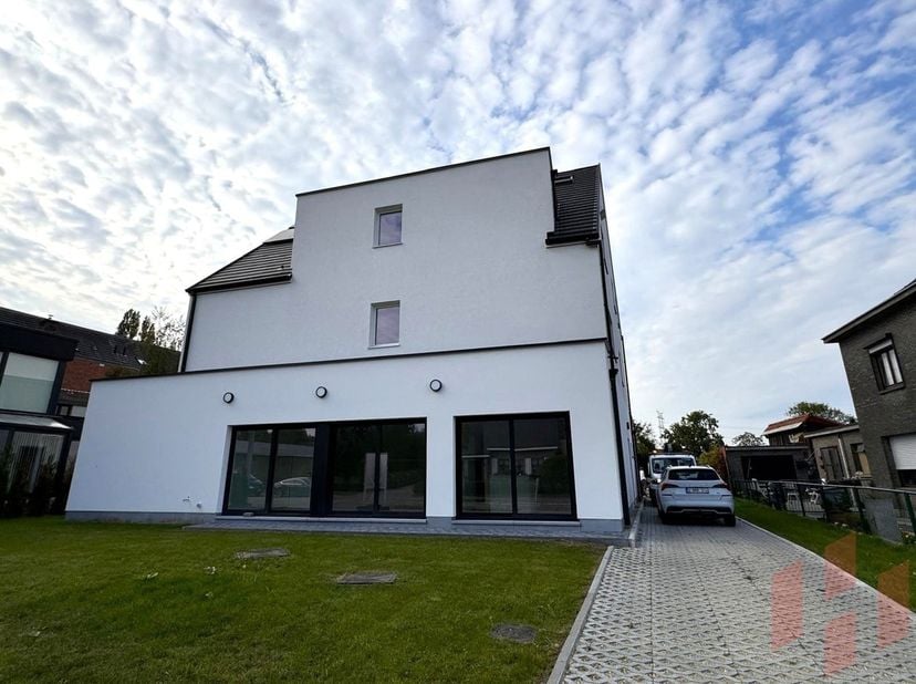 Toplocatie met vlotte bereikbaarheid<br />
Gelegen in een rustige straat in het charmante Steendorp, met alle voorzieningen dichtbij:<br />
- Slechts