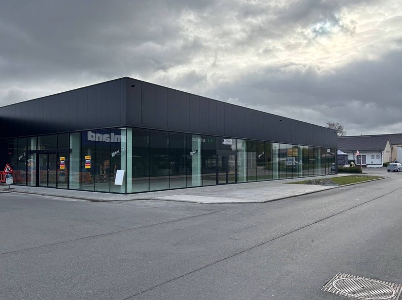 Nieuwbouw baanwinkel te huur met een oppervlakte van ca. 450 m² op een commerciële ligging langs de Brugsesteenweg in Roeselare. <br />
<br />
Gelegen