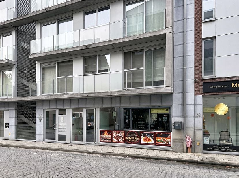 Op zoek naar een topligging in centrum Aartselaar.<br />
Dit commercieel pand ligt centraal in de winkelstraat van Aartselaar met vlak over de deur ee