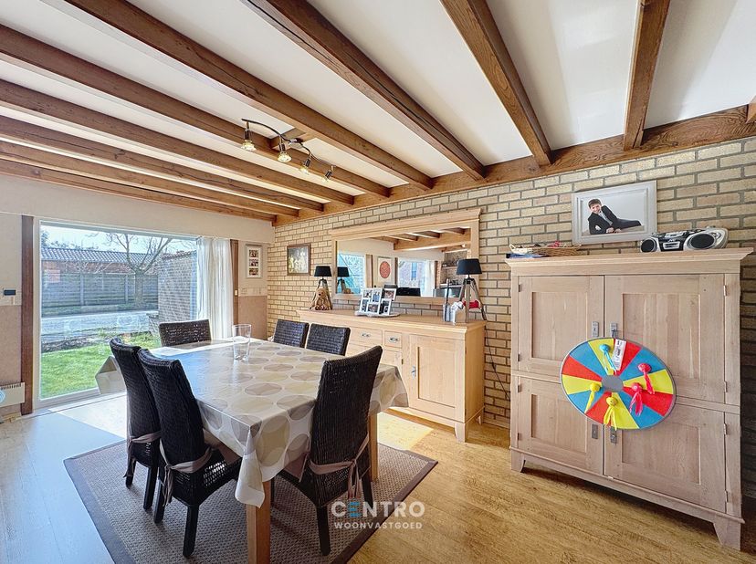 Interessante woning aan zeer CORRECTE prijs op interessante ligging vlakbij het ziekenhuis van Oekene met 5 slpks, tuin met 2 terrassen, garagebox en